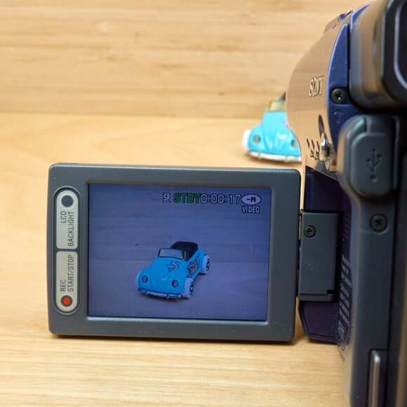 Sony DCR-DVD101 DVD Handycam Camcorder, Carl Zeiss Vario Tessar Lens, Made in Ja - Picture 4 of 8